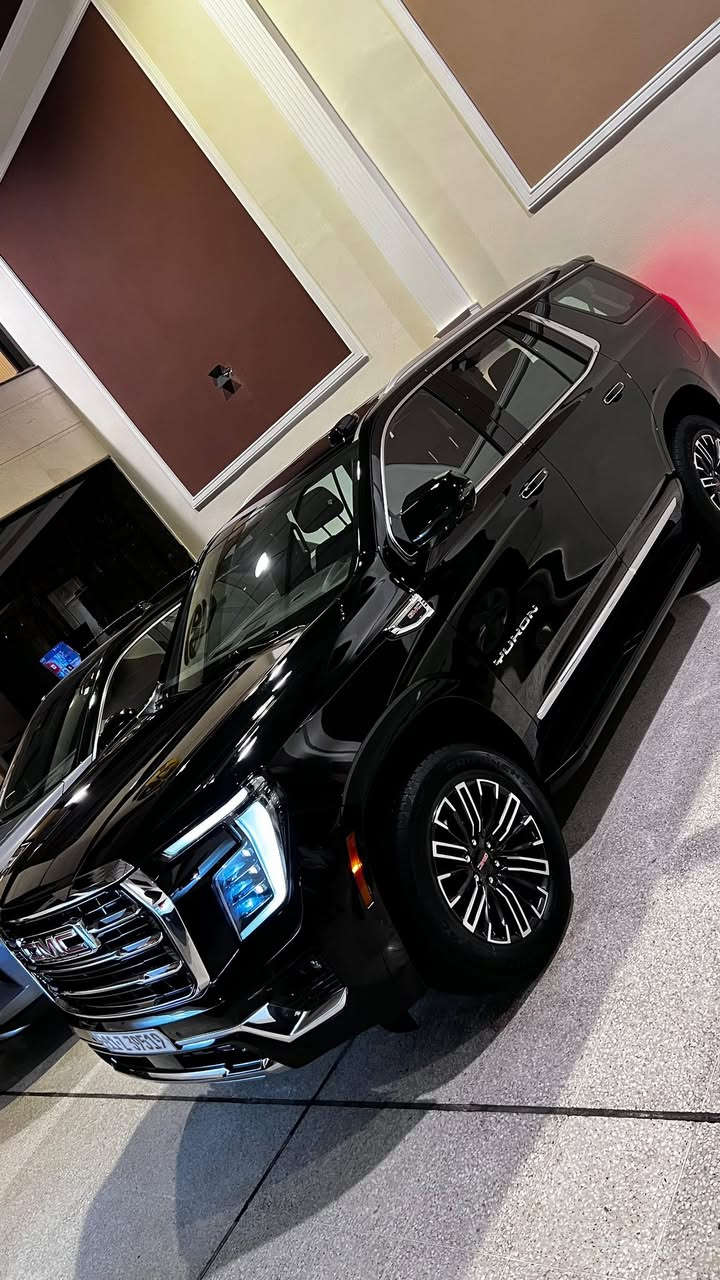 جمسي يوكن الفيشن 2025 خليجي   
كفالة عامة  
مغلفة PPF كاملة
ماشية 25 الف
ويل 20 بلاك   
 حجم المحرك 5.3 V8 
 بصمة  
تشغيل عن بعد                     
مرقم بغداد 
دخول بصمة ذكي 
باب خلفي كهربائي 
مقاعد جلد رصاصي                           
كراسي امامية كهربائية 
ميموري خزن كرسي السائق 
اريل نفكيتر 
حساسات أمامية 
حساسات خلفية 
لايت زينون + LED 
حجم الاطار 20
اشارة في المرايا الجانبية وكهرباء 
‏ABS 
دشبول شاشة ديجيتال 
شاشة Apple Car play 
سماعات سستم صوت شركه BOSE
4 كاميرات 360  
الانارة الداخلية LED  
 مثبت السرعة Cruise 
 المودات والاوامر الصوتية  
مخرج منفذ الطاقة 
فحص نظام السيارة 
تجاوي متحركة 
مثبت مقعد الطفل ISOFIX 
3 قطع تبريد 
أوضاع القيادة Drive Mode 
أوتو هولد Auto Hold 
نظام مانع الانزلاق 
حاملات الأكواب 

***********
 
العنوان : بغداد- الرصافة - معارض النهضة - 
 ( الفرع الثالث )
