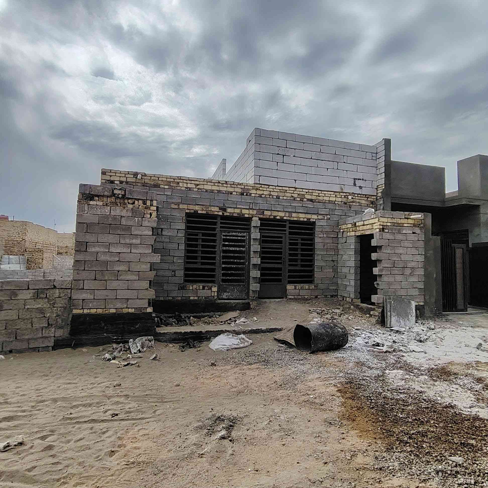 السلام عليكم مشتملات اثنين مساحة كل واحد 75 متر هيكل الأساس رباط مسلح بناء بلوك سقف عكادة طابو زراعي سند 25 ديوانية حي الأمين تبليط للباب ماء وكهرباء سعرهم اثنينهم 40 مليون للتواصل تلفون *********** يوجد واتس..المشتملة يحتوي على غرفة نوم وصالة ومطبخ وحمامات خارجي وداخلي......
