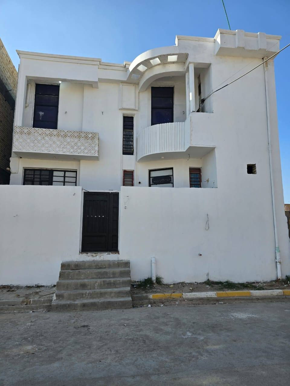 بيت للبيع رقمه 12634
طابقين في حي الباقر بمساحة 150م 
وجه 10م ونزال 15م
الطابق الاول
يحتوي على صالة 9.5 * 4
ديوانية 6*4
غرفة سويت 5*4
مطبخ بارد 4.5*3.5 + مطبخ حار
منور + حمامات داخلية + حمامات خارجية +طارمة + ممر بجانب البيت 
الطابق الثاني 
غرفة سويت 6*4
غرفة 3*3
صالة صغيرة 
+مخزن + سطح كبير
السعر (178)
***********
