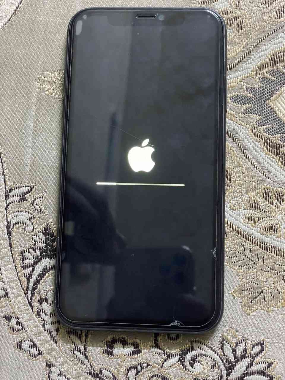 سلام عليكم 
11عادي للبيع الجهاز نضيف ذكره٦٤بطاريه ٩٩
وكآمل مبدل كلاسه مال شاشه وليس شاشه وبطاريه وفيس إيدي من حدثت وكف السعر خاص الاستفسار ***********
