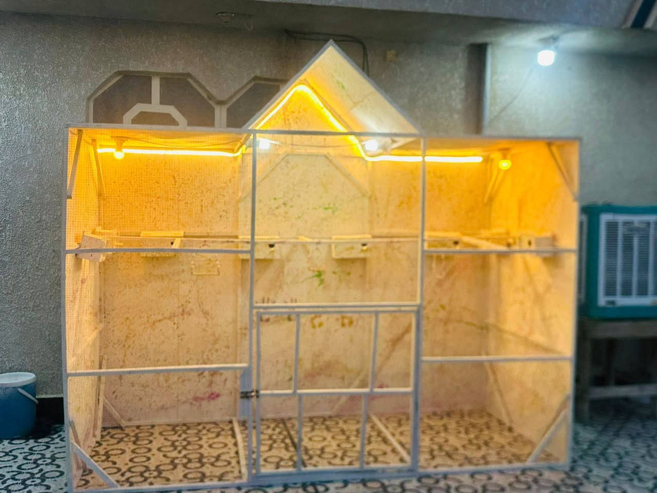 سلام عليكم قفص للبيع يرهم بلابل حب او غندور او كوكتيل جديد ممستعمل طول 3م  عرض 125سم وارتفاع 2م كامل سعره 350 بي مجال ***********
