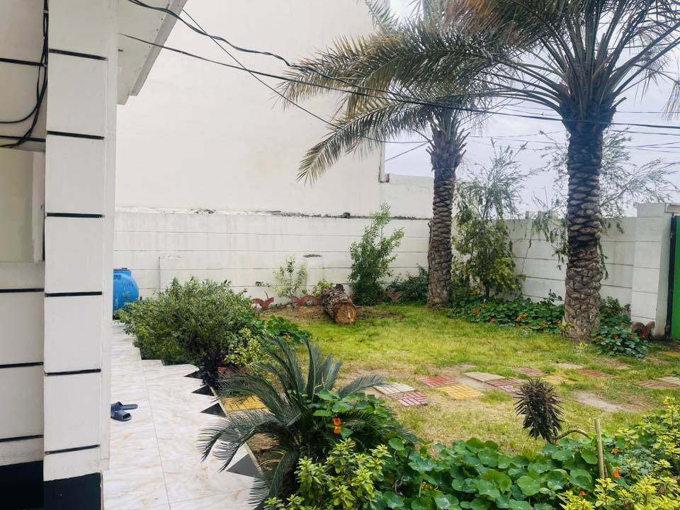 السلام عليكم
دار للبيع بموقع مميز تجاري
للبيع دار بمساحة ٣٧٥ متر في منطقة الحكيم على الشارع العام الرابط بين بغداد وشهربان.

مواصفات الدار:
 • طابقين منفصلين
 • مشتمل متروك خلف البيت
 • موقع مناسب للسكن أو للاستثمار التجاري

للاستفسار أكثر الاتصال على الأرقام التالية:
***********
#***********@
@
