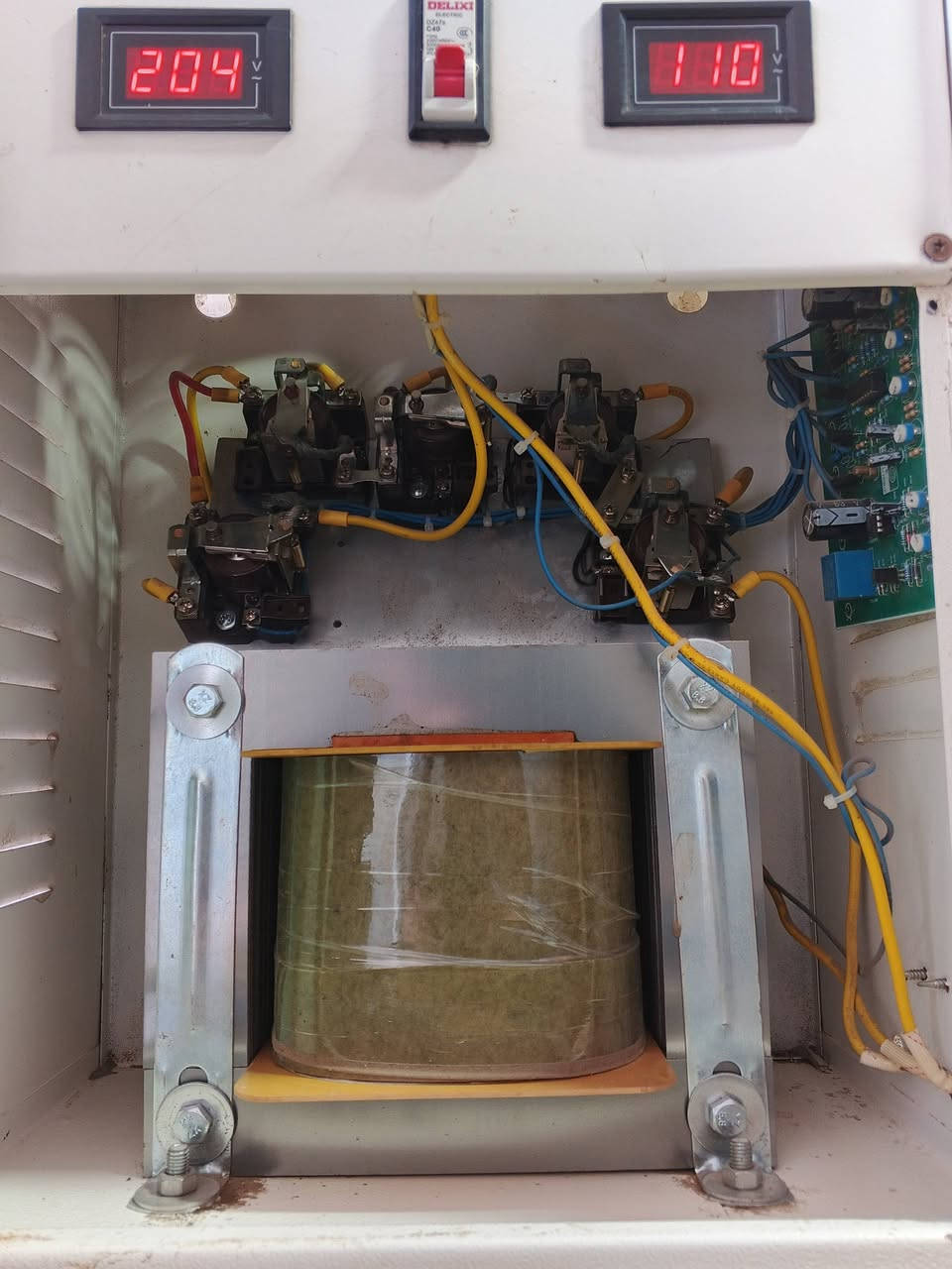 الأمان للكهربائيات
⚡ للبيع – رافعة فولتية 10 KVA(40امبير)
✅ تعمل على حار وبارد/ وحارين
✅ استعمال بسيط جدًا
✅ السعر  230 ومجال بسيط
📍 #الخالص – #ديالى
للاستفسار 
📞 ***********
