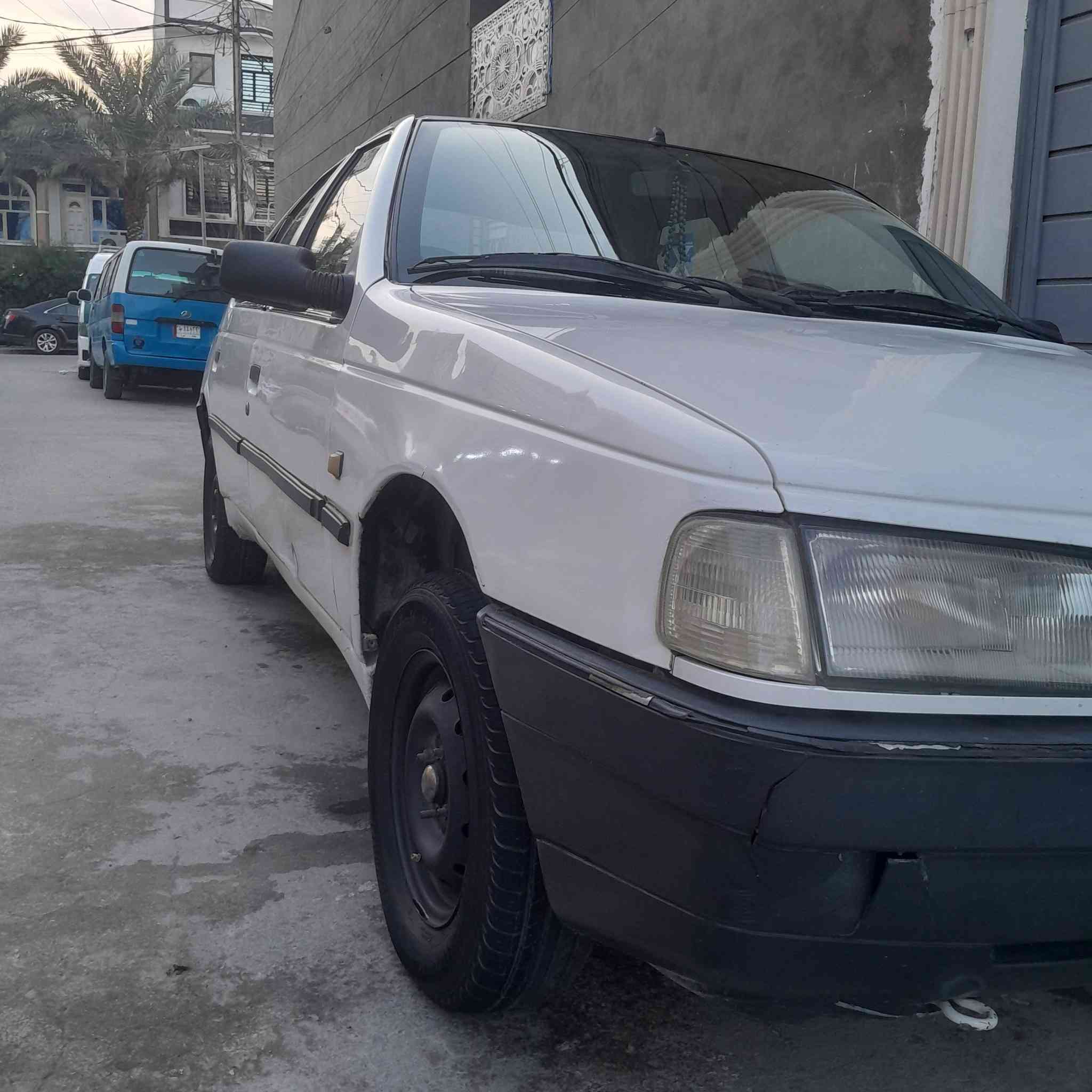 السلام عليكم ورحمة الله وبركاته
من رخصة مدير الكروب المحترم 
بيجو روى 2009 باسمي هزة ما ساقطة شرط تحويل ثاني يوم
سيارة تبريد شغال تدفئة شغالة
تخم تاير جديد باتري جديد حداديه جديده السياره جاهزه وخير من الله بيها ملاحظات بسيطة السعر 30 وبيها مجال بسيط العنوان بغداد الشرطة الخامسة قرب جامع الكبيسي 
للإستفسار ***********
متواجد واتساب عل فيس غير متواجد
