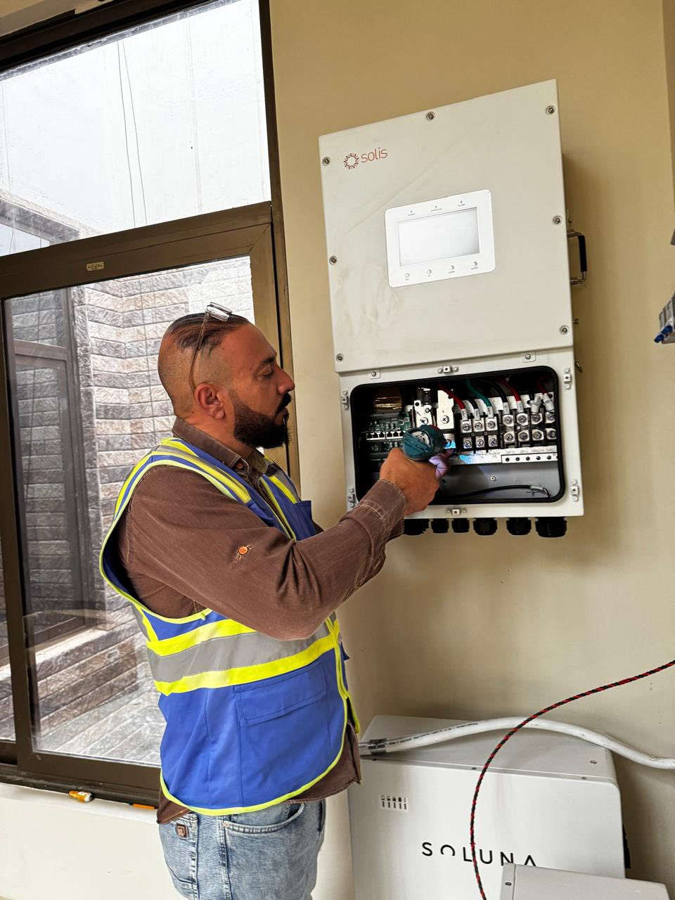 � مو كل منظومة طاقة… تستاهل تنحط على سطحك
هاي منظومة للناس اللي تختار القمة فقط 👑

⚡ إنفيرتر Solis 14 – IP66
60 أمبير حقيقي… أداء احترافي بثبات مطلق

🔋 بطاريات Soluna – 3 × 16 kWh
خزن ضخم يمنحك استقلال كامل
راحة ليل ونهار بدون أي قلق

☀️ 24 لوح جينكو 620 واط
إنتاج استثنائي وكفاءة عالية جداً
استثمار يشتغل لصالحك كل يوم

🛠 هيكل C-Channel ثقيل
تنفيذ هندسي دقيق… تفاصيل محسوبة… عمر طويل

✨ هذه منظومة للنخبة
قوة، أمان، وهيبة أداء

مكتب الطاقة المستدامة
للي يريد الأفضل… إحنا خيارهم الأول

📍 كوت – الخاچية – شارع 40
📞 *********** | ***********
