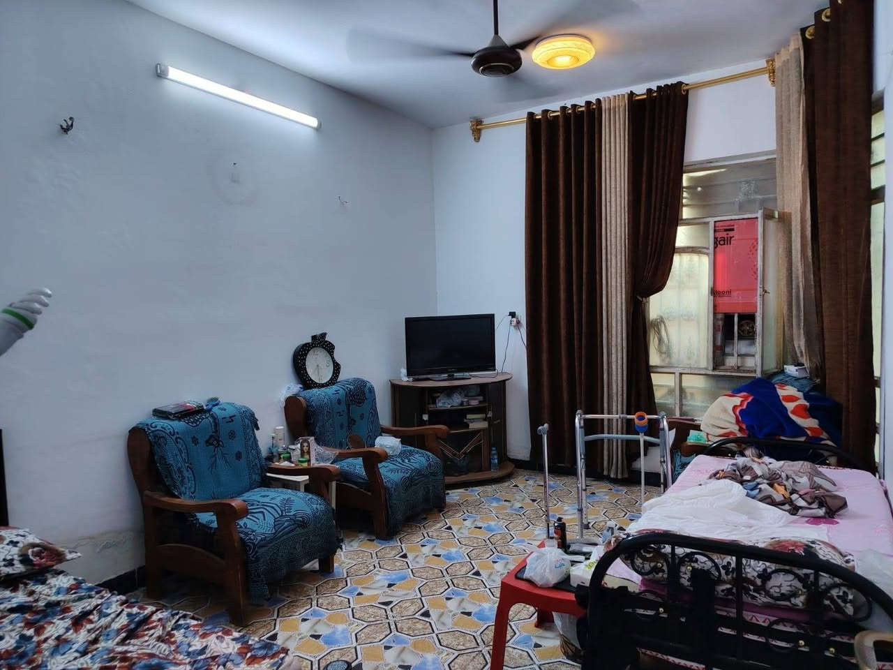 للبيع بيت 🏡 #زراعي_سند٢٥في الشرطه الخامسه قرب الدعم اللوجستي #مساحته١٠٠م واجهه سبعة يحتوي على #ثلاث_غرف_نوم 😴 وصاله وحولي ومطبخ #حاربارد وصحيات #عدد_ثلاثه للإستفسار اتصال 🤙 على #الواتساب على الرقم 
***********
#الجميع
