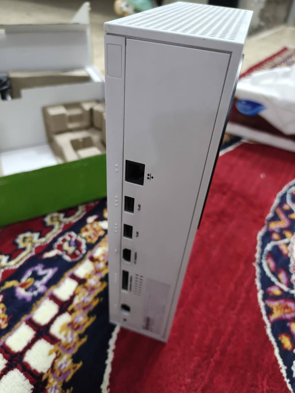 اكس بوكس سيريس اس نضافه 99/100 جهاز لا داخل صيانه ولا مفتوح على ايدي كل ملحقاته ويا  بي العاب حوالي 20 لعبه ريديد ردمشن 2 و 1 و لعبت راست الجيل القديم و الجديد و جيتي اي فايف *********** للتواصل واتساب
