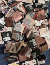 مستحضرات تجميل • كمية • الاتصال خاص