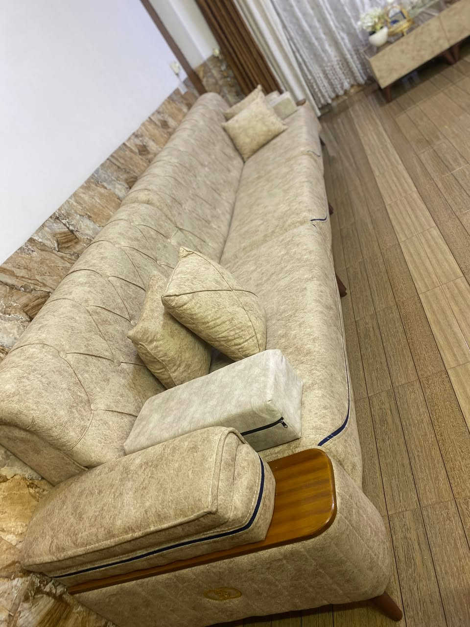ديوان عشرين مقعد للبيع جديد مابي اي ضرر  سعره مليون و نص و بي مجال


**إذا كنت صاحب هذا الإعلان وتريد حذفه لأي سبب، رجاءا أرسل رسالة إلى الدعم الفني**