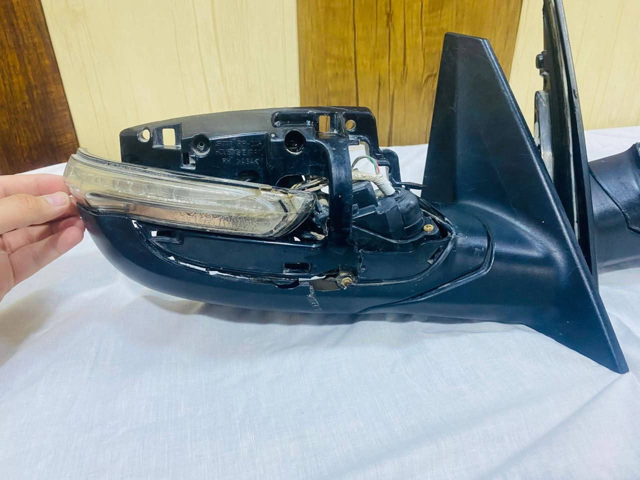 3مريات كيا كارنز ترهم من موديل ١٤ إلى ١٩ ثنين جهه اليسار ووحده جهه اليمين ناقصهن بس گفر وجامه للتواصل وات ساب ***********
