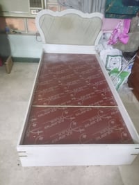 سرير نفر واحد النوع تركي اللون ابيض للبيع لضيق المكان عنواني حي الجهاد...