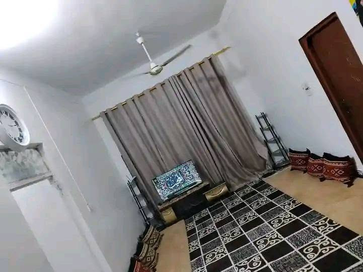 اللهم صل على محمد وال محمد

بيت للبيع
 في حي الاعلام الزراعي  سند 25 مداور اسهم 
التفاصيل
المساحة 314 متر، شارع 10 م خدمات مجاري ومقرنص 
استقبال 13 متر ذو طارمة وباب وصحيات  مستقلة 

3 غرف نوم 4×5 
صالة 8×4 
صالة معيشة اي طعام ودرج
مطبخ يفتح ع الطارمة 4×3.5
حمام داخلي 3 ×2 
صحيات خارجية،
السعر 70 مع  مجال
تفاصيل اكثر مراجعه مكتب الساعي للعقار 
او الاتصال بالارقام التاليه 
***********
***********
***********
عنوان المكتب سايدين حي الشرطه مقابيل اسواق ريتاج 🧿
