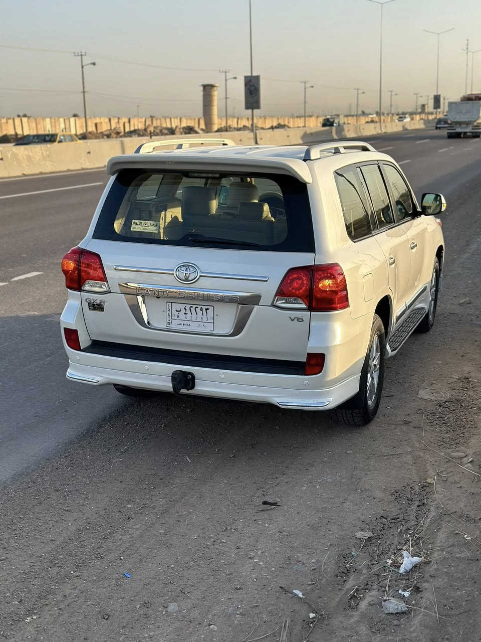 السلام عليكم لاندكروز 2013 بريم اصليه ماشيه 107 السياره جديده جدا مواصفات البريم المعروفه بيها باب خلفي مبدل اصلي بجانب السايق 
السعر 36,300 
مكاني بغداد 
الهاتف ***********
