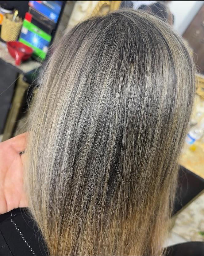 عروض رأس السنة🥳 قوه عروض بسنتر ليزان 🥳🥳بدت من اليوم 
تعالي دلّلي نفسج بجلسة جمال متكاملة من الرأس إلى القدم 🌸💆‍♀️ قسم البشرة:
✨ حف الحاجب – 5,000 د.ع
✨ تنظيف بشرة – 5,000 د.ع
✨ شمع – 5,000 د.ع
✨ هايدرو – 5,000 د.ع
✨ بدي كير ومنكير – 10,000 د.ع
✨ شيرة فول بدي – 30,000 د.ع

---

💇‍♀️ قسم الشعر:
💫 قص شعر – 5,000 د.ع
💫 صبغ جذر – 5,000 د.ع
💫 شسوار – 5,000 د.ع
💫 صبغ شعر وسط – 20,000 د.ع (الشعر الطويل غير مشمول)
💫 ميش شعر كامل – 25,000 د.ع
💫 خصل سليفون – الخصلة بـ 3,000 د.ع
💫 بروتين شعر – 25,000 د.ع
💫 معالج – 25,000 د.ع
💫 مسرح شعر حد الكتف – 60,000 د.ع
💫 حمورات – 25,000 د.ع

---

💅 قسم الأظافر والمكياج:
💖 أكرلك مع دزاين – 25,000 د.ع
💖 جلش إيد – 10,000 د.ع
💖 جلش قدم – 10,000 د.ع
💄 مكياج مرافقة – 40,000 د.ع
💄 مكياج خطوبة + بدلة – 75,000 د.ع
💄 مكياج حنة + بدلة – 100,000 د.ع
💄 مكياج عرس + بدلة – 150,000 د.ع

---

🎨 قسم التاتو والرموش:
🖋️ تاتو بلوك – 15,000 د.ع
🖋️ تاتو فايبروز – 15,000 د.ع
🖋️ تاتو سكس دي – 15,000 د.ع
🧴 إزالة تاتو – 25,000 د.ع
👁️ رموش طبيعية – 20,000 د.ع
👁️ رموش طرفية – 10,000 د.ع

---

📍 بغداد – الجديدة
شارع المسبح، مقابل جامع نطاقين
فوق صيدلية أيمن إياد وكوزمتك حسن

📞 للحجز والاستفسار:
*********** – ***********
