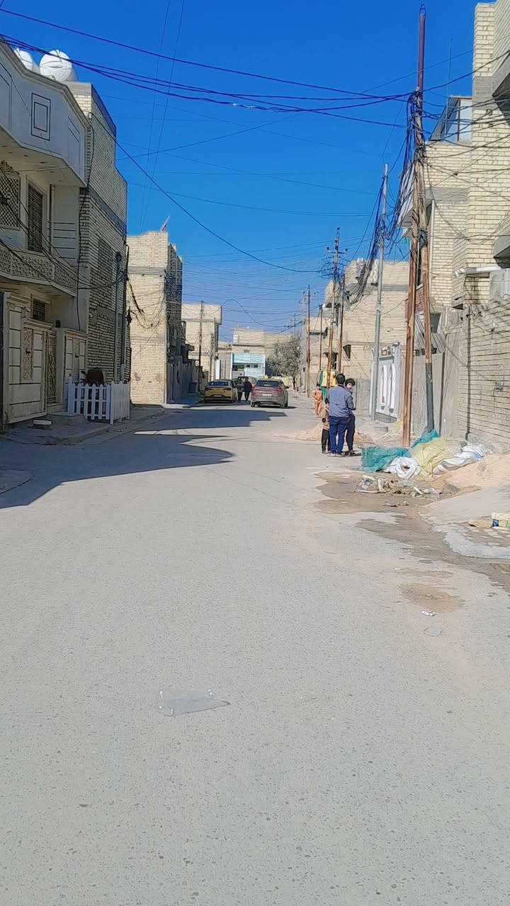 السلام عليكم مرخصةمديرالاكروب المحترم بيت ١٠٠متر جاهز اليجار مال عائلة صغيره 
 سعر ٣٥٠ حي السلام  الكماليه شارع المستشفى الفضيليه  للاستفسار ***********
