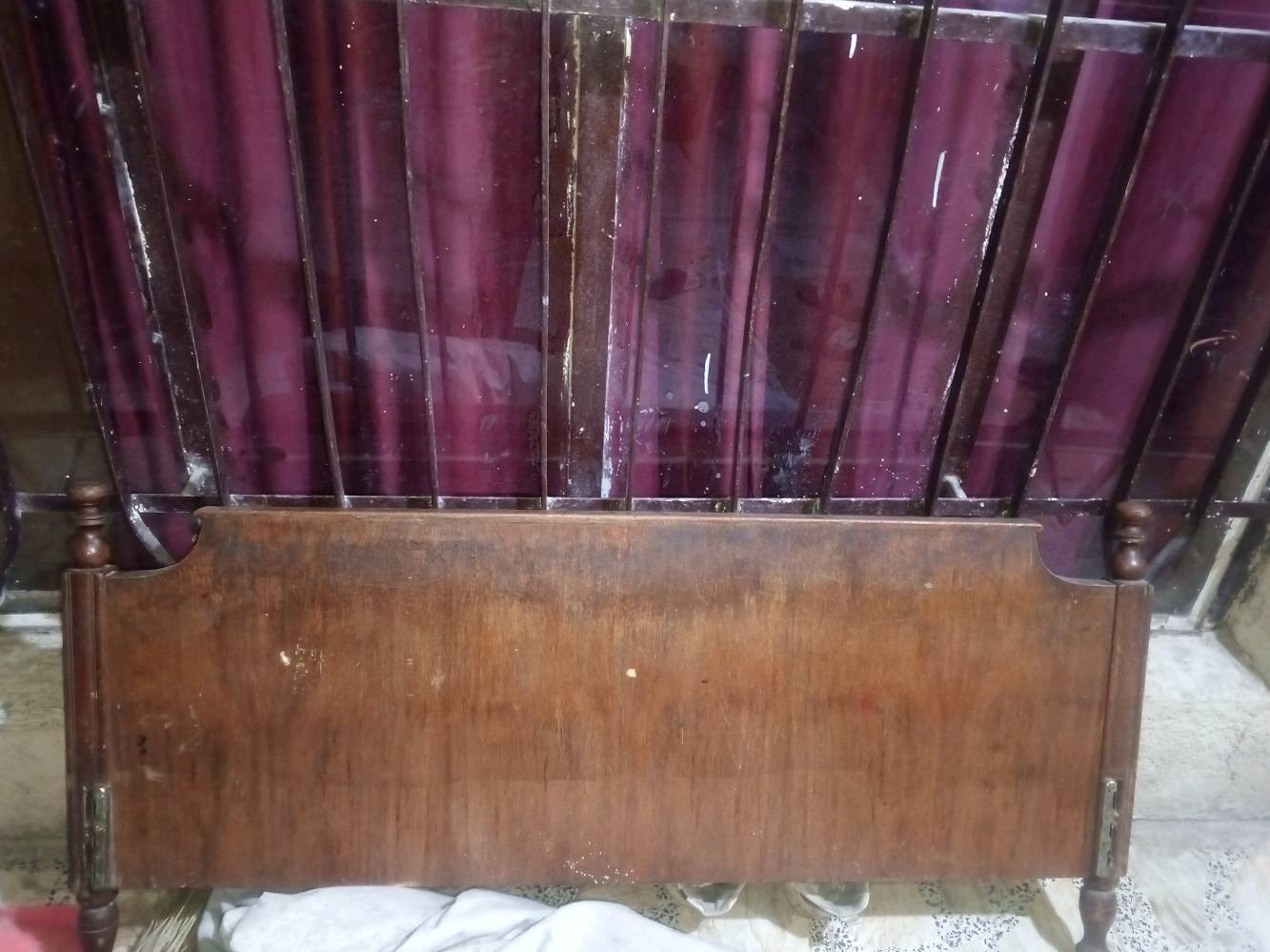 سرير خشبي للبيع يحتوي على لوحة رأس أنيقة من الخشب المحفور بتصميم كلاسيكي جميل. السرير يأتي مع مرتبة مريحة بنقوش زهرية تضيف لمسة من الأناقة لغرفتك. السعر قابل للتفاوض، والسرير بحالة جيدة ويعد إضافة رائعة لأي غرفة نوم.