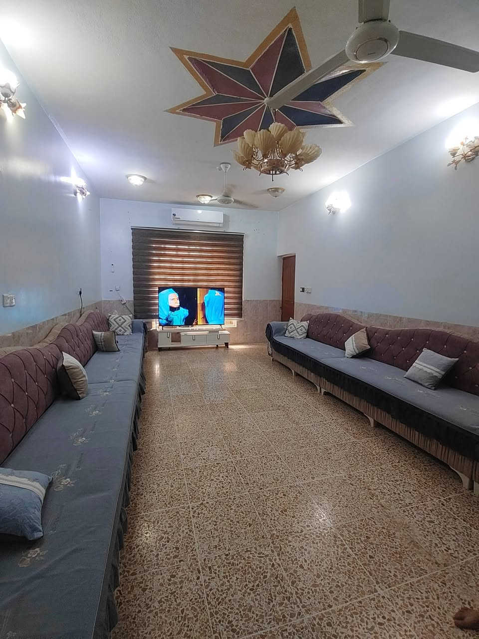 بيت للبيع 
المساحة ٣٠٠ متر (٢٠×١٥)
طابو صرف تحويل مباشر
العنوان حي الرشيد قرب محطة القطار 
بناء ٢٠١٣
البيت طابقين 
الطابق الارضي
ديوانية 
هول 
غرفتين نوم
صالة كبيره
مطبخ
الطابق الثاني 
ثلاث غرف نوم
حمامات
السطح الطابق الاول شتايكر موضعي
حمامات خارجية كاملة
السعر ١٥٠ مليون وبي مجال بسيط
للاستفسار اكثر الاتصال 
***********
***********
