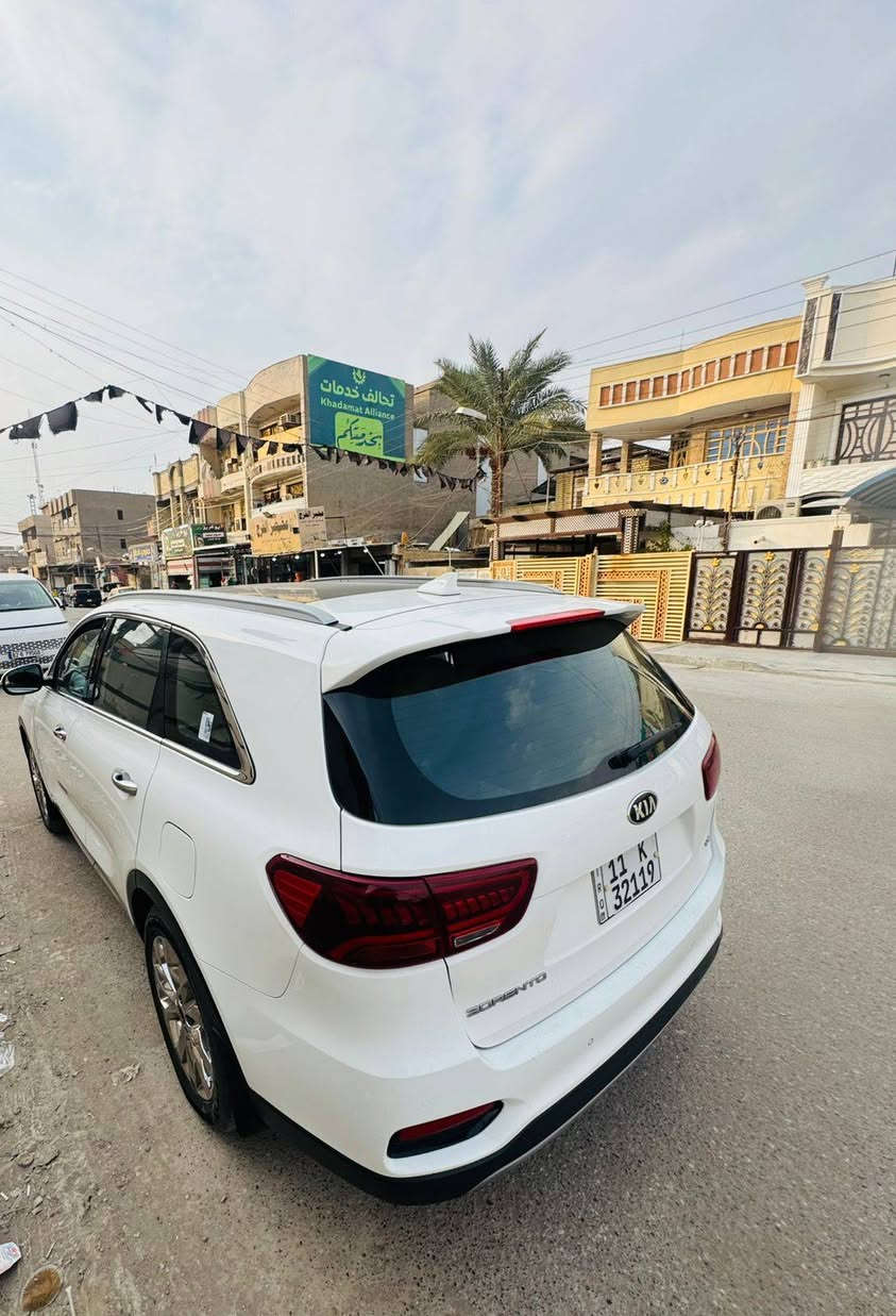 سلام عليكم 
سورنتو خليجي موديل 2019 ستة سلندر فول مواصفات ١/١ ماشية 100 الف سيارة جاهزة للاخير مكينة كير ما مفتوحات تبريد ثلج تخم تاير سيارة بيها بارد بسيط بالجاملغ الأمامي صفحة الصدر 
المواصفات :- 
خمس كامرات 
بصمة 
بنوراما 
فورويل
شحن وايرلس 
باب الصندوق كهرباء 
الكشنات الأمامي تدفئة/ تبريد 
الكشنات الأمامي كهرباء 
ثلاث قطع تبريد
سبعة راكب
سايد بريك دكمة 
بردات خلفية 
حساسات امامي خلفي
اوتوهولد 
صعود منحدرات 
مانع تزحلق 
كروز سرعة
مري شفط 
شاشة كبيرة (جي بي إس ) 
أربعة انضمة قيادة
اشاير بالمري 
ويل عالي كروم 
السيارة بعد بيها هواية مواصفات 

السيارة رقمها بغداد 
العوان :- بغداد 
السعر :- 265 ورقة 
الاستفسار :- *********** بغداد, العراق
