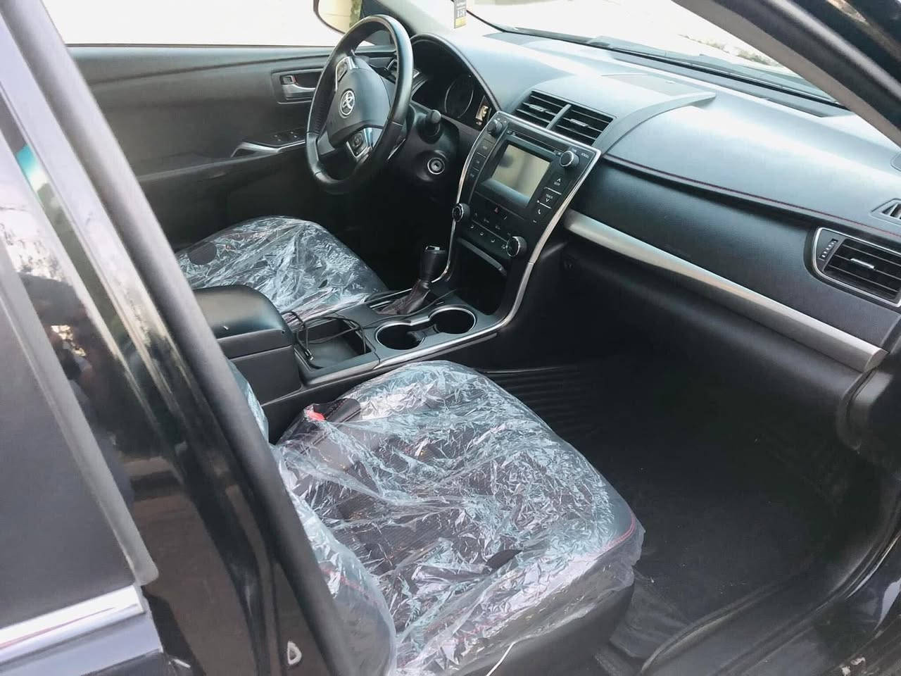 � للبيع: تويوتا كامري SE موديل 2017 (وارد أمريكي)
• 📍 الموقع: دهوك
 • 💰 السعر المطلوب: 16,000 دولار
 • 🎨 اللون: أسود
 • 📏 الممشى: 125 ألف ميل
 • 🛠 الضرر: وارد أمريكي – الضرر موضح بالصور

المواصفات:

 • فئة SE سبورت
 • محرك 2.5 بنزين اقتصادي وقوي
 • قير أوتوماتيك
 • شاشة وسطية + كاميرا خلفية
 • تحكم بالمقود (ستيرن)
 • بلوتوث وAUX وUSB
 • مثبت سرعة
 • سويج (مفتاح عادي) 
 • تكييف ممتاز
 • زجاج كهرباء
 • مرايا كهرباء
 • كشنات قماش و نص جلد) بحالة جيدة

السيارة بحالة جيدة للاستخدام اليومي، محرك وجير ممتازين، تحتاج مشاهدة على الطبيعة.
المعاينة في دهوك
للتواصل خاص أو اتصال

‭0750 344 8562‬
