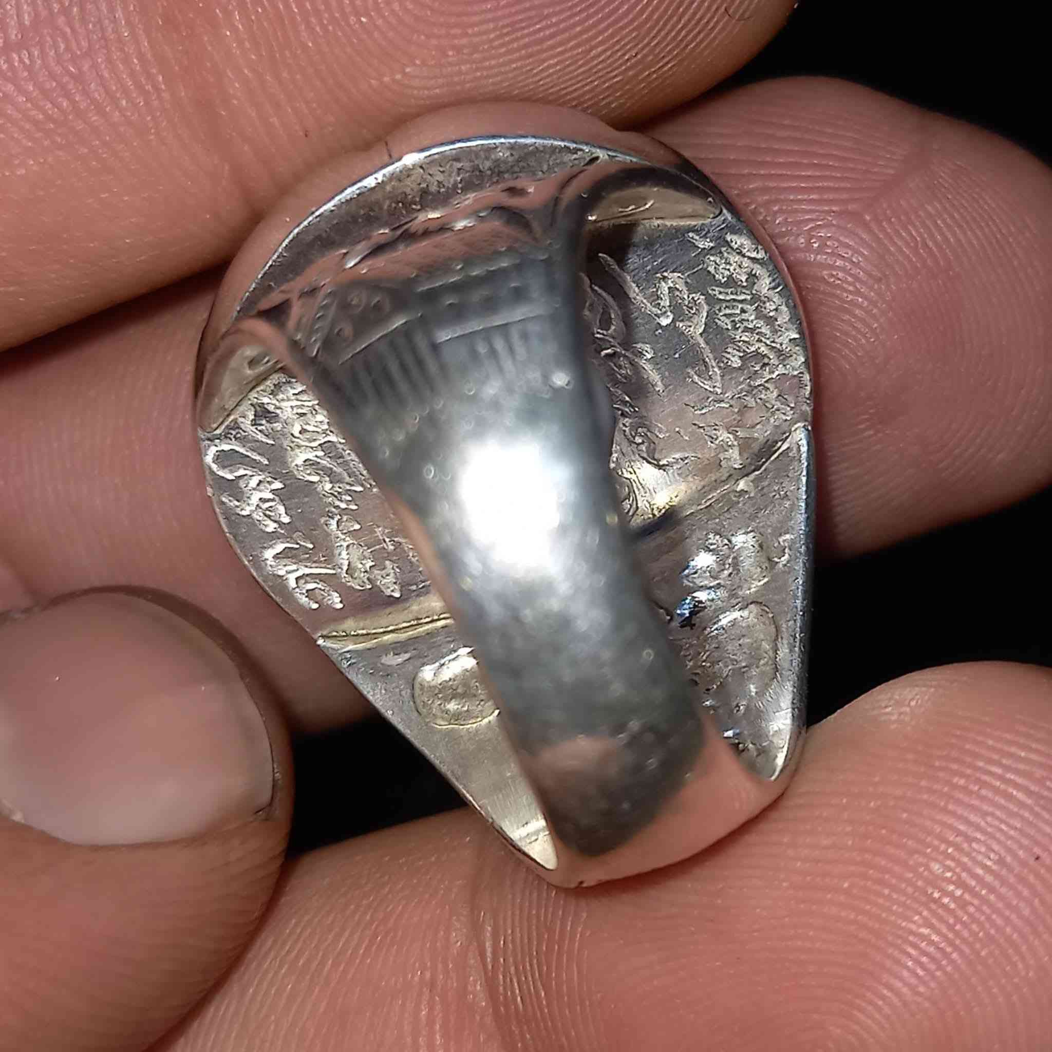 💍💟 قطعة تحفة وملكية محبس عطف بحري الحجرة اصلية ومن ارقة أنواع العطف مطلسمة الحجرة فضة اصلية شغل يدوي ومخطوط على الفضة بالضهر العنوان بغداد يوجد توصيل كافة المحافظات
***********
