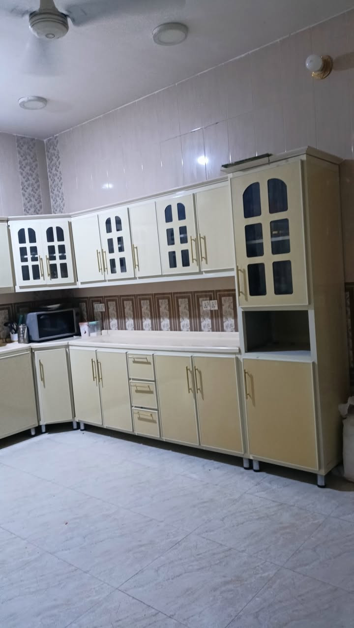 بيت لبيع مساحة 200 متر غرفتين نوم وهول واستقبال ومطبخ مجاميع صحية داخلية وخارجية الصطح شتايگر  موقعة فلاحية ع السدة الفلاحية الاستفسار الاتصال ع الرقم ***********
