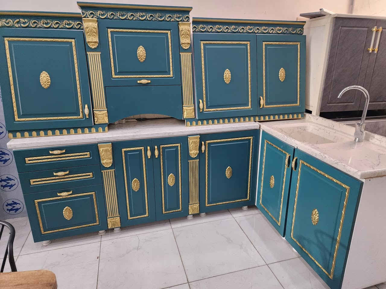 مستخدم شي قليل موديل ملكي 
داخل خارج خشب تركي 
قياس مترين ونص ارضي وملحق 
وسنك متر و نص مرمر 
عنوان اربيل نقل حد بغداد علينا 
للستفسار ع خاص او وتساب ***********
