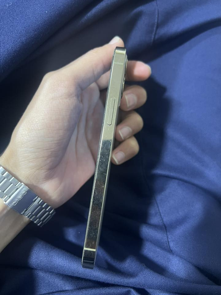 السلام عليكم
جهاز آيفون ١٢برو فقط  ذاكره ١٢٨ بطارية ٨٠ الجهاز على وضع الشركة كلشي ممبدل بي تفحص بكل مكان اكرر برو فقط مو برو ماكس 
*********** بي واتساب هم
