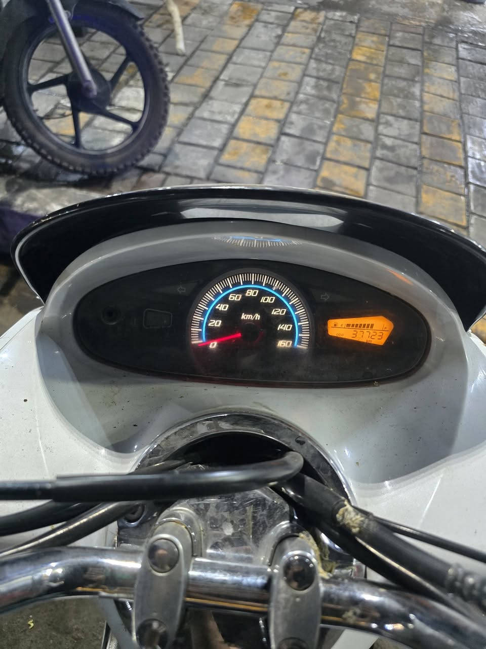 سلام عليكم دراجة pcx ياباني جيل اول للبيع دراجه بلادية مابيها نقص السعر 1500 وبيها مجال للشراي مكاني نهاية حي أور ***********
