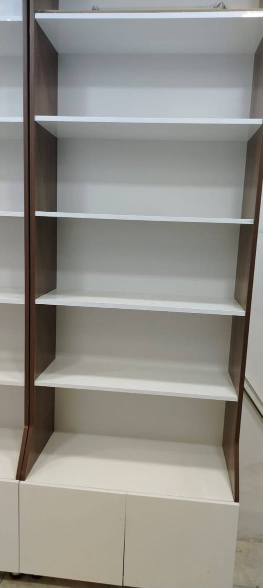 رفوف محل جديده. صنع خاص بغداد
استخدام 3 أشهر فقط لعدم التفرغ 
رفوف عدد8
ارتفاع 220
عرض 85_90
عمق 30
الكومدي عمق 40
ارجل عدد5
ميز خشب
كرسي دوار
للتواصل واتسب ***********
