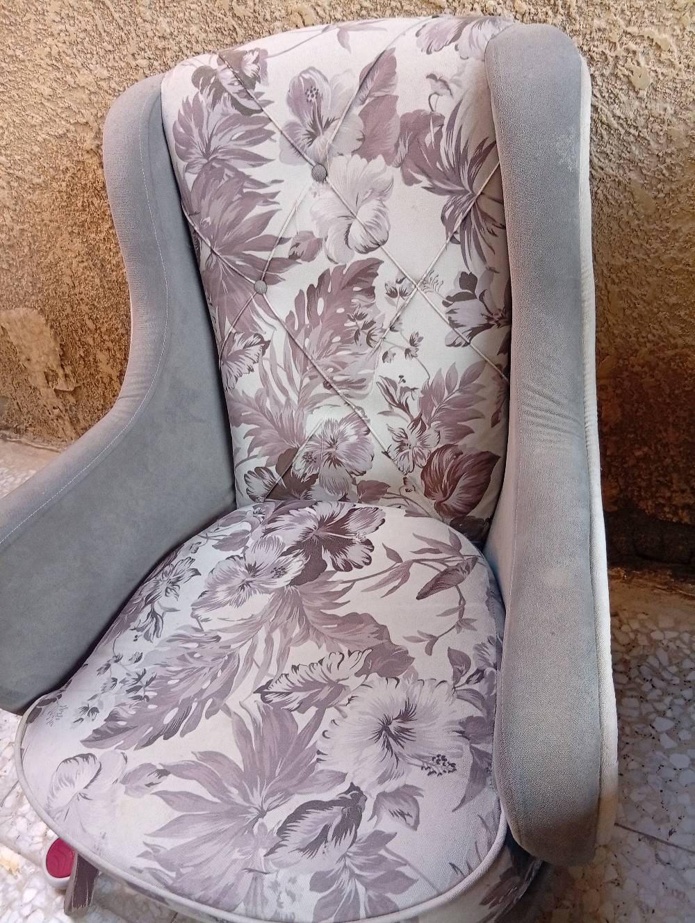 تخم كلاسيكي يضم أريكتين وكراسي مفردة بتصميم راقي وزاهٍ، يتميز بألوانه الدافئة ونقوشه الرائعة. التخم مصنوع من مواد ذات جودة عالية، ومريح للغاية. مناسب لجلسات الضيوف أو للاسترخاء في المنزل. بحاجة لبعض الترميمات البسيطة. متوفر بسعر مميز.