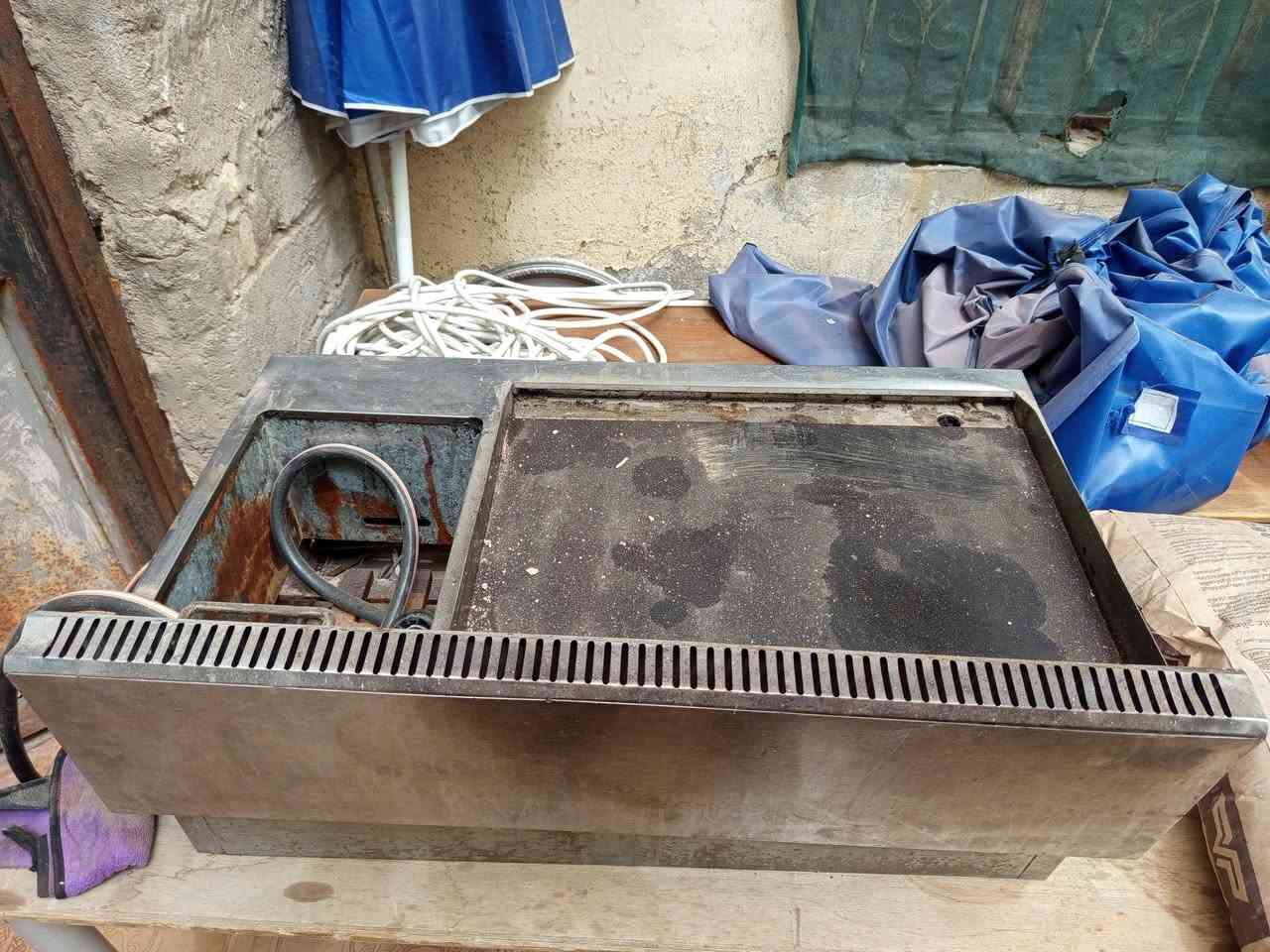 السلام عليكم عندي هذا گريل البرگر للبيع مزدوج گريل وقلاية ع الغار تركي درجة أولى مستعمل وبعدة نظيف هاي عليه تراب بس يرادلة تنظيف يؤرجع جديد شغال وشرط الفحص وياه كاكات اصلية احتياط ماخذة ب300 رايدة ب200 وبيه مجال الشراي يتصل وبيه خير ويتدلل هذا رقمي *********** مكاني البصرة ابو الخصيب.
