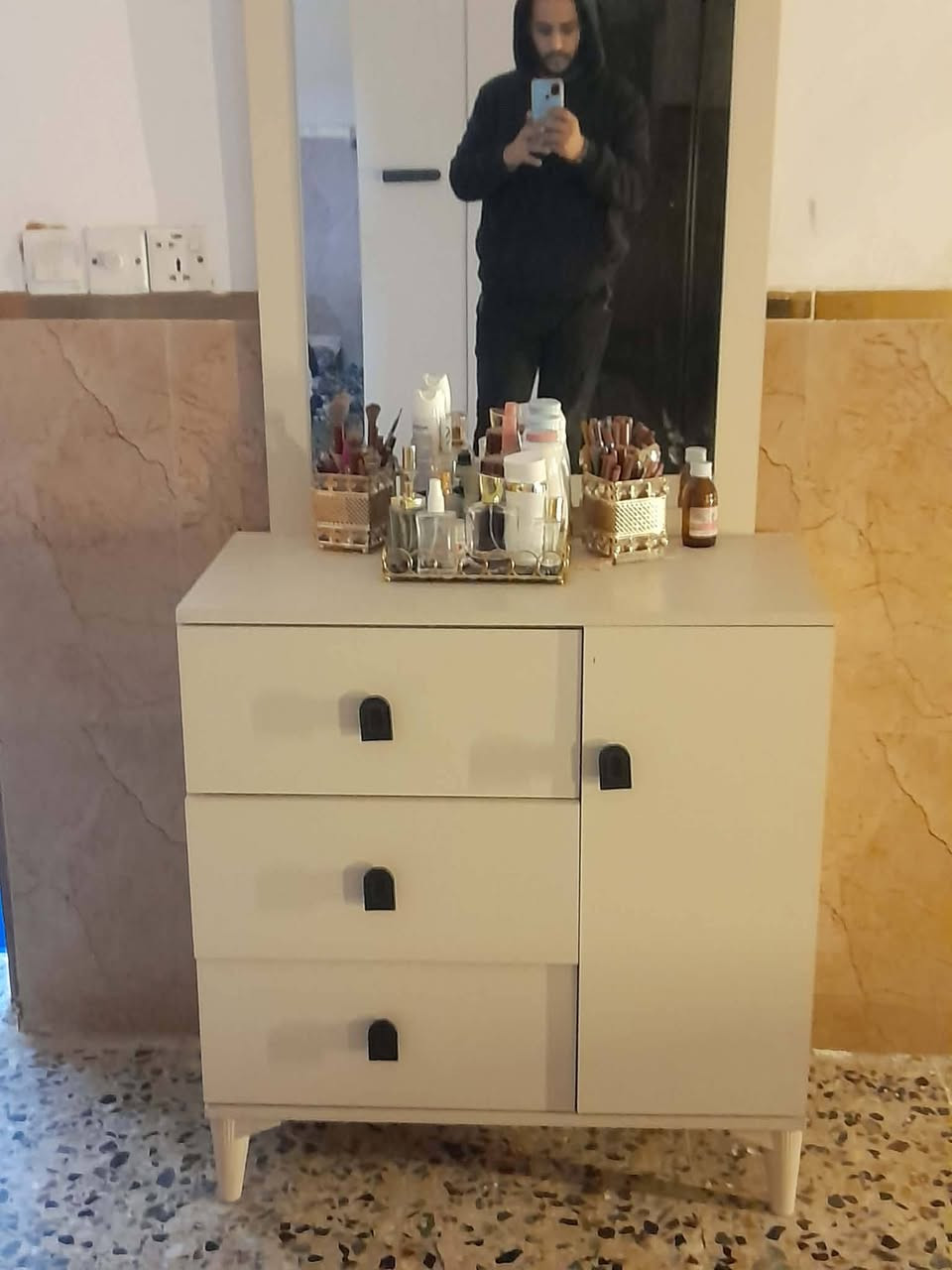 سلام عليكم مستعجل بيع الغرفه النوم  جديده صار ٣ أشهر  السعر مع دوشك 550الف من بغداد منطقة الشعب رقم اتصال عل واتساب ***********
