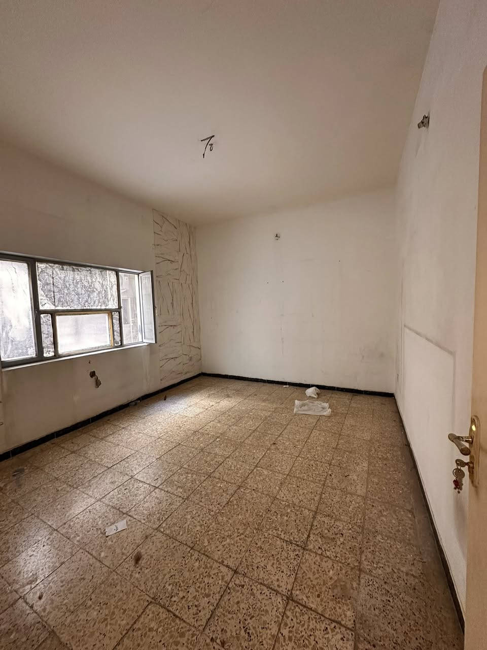 � شقة للإيجار
📍 الطابق: أرضي
🛏 غرفتين نوم
🛋 صالة
🍽 مطبخ
🚿 خدمات

💰 الإيجار: 575 ألف

📌 العنوان: مكتب الفهد الهندسي – مقابيل لحوم جويلي
📞 للاستفسار: ***********
