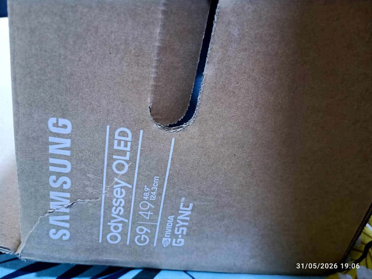 للبيع شاشة Samsung Odyssey OLED G9 G93SC قياس 49 بوصة، OLED، دقة 5120×1440، تردد 240Hz، استجابة 0.03ms، تدعم G-SYNC وFreeSync Premium Pro، بحالة ممتازة 

تفاصيل اكثر 👇🏻

- الحجم: 49 
- نوع الشاشة: OLED
- الدقة: Dual QHD (5120×1440)
- معدل التحديث: 240Hz
- زمن الاستجابة: 0.03ms GTG
- نسبة العرض: 32:9 (تعادل شاشتين QHD جنب بعض)
- انحناء الشاشة: 1800R
- HDR: DisplayHDR True Black 400
- تدعم AMD FreeSync Premium Pro
- متوافقة مع NVIDIA G-SYNC
- ألوان 1 مليار لون تقريباً
- تغطية ألوان DCI-P3 بنسبة 99%
- منافذ: DisplayPort 1.4 + HDMI 2.1 + Micro HDMI 2.1 + USB Hub
- تدعم Picture-in-Picture (PIP)
- تدعم Picture-by-Picture (PBP)

الحالة: مستعملة استعمال خفيف وبحالة ممتازة.
السعر المطلوب: 1,375,000 دينار عراقي قابل للتفاوض بالمعقول.
***********
