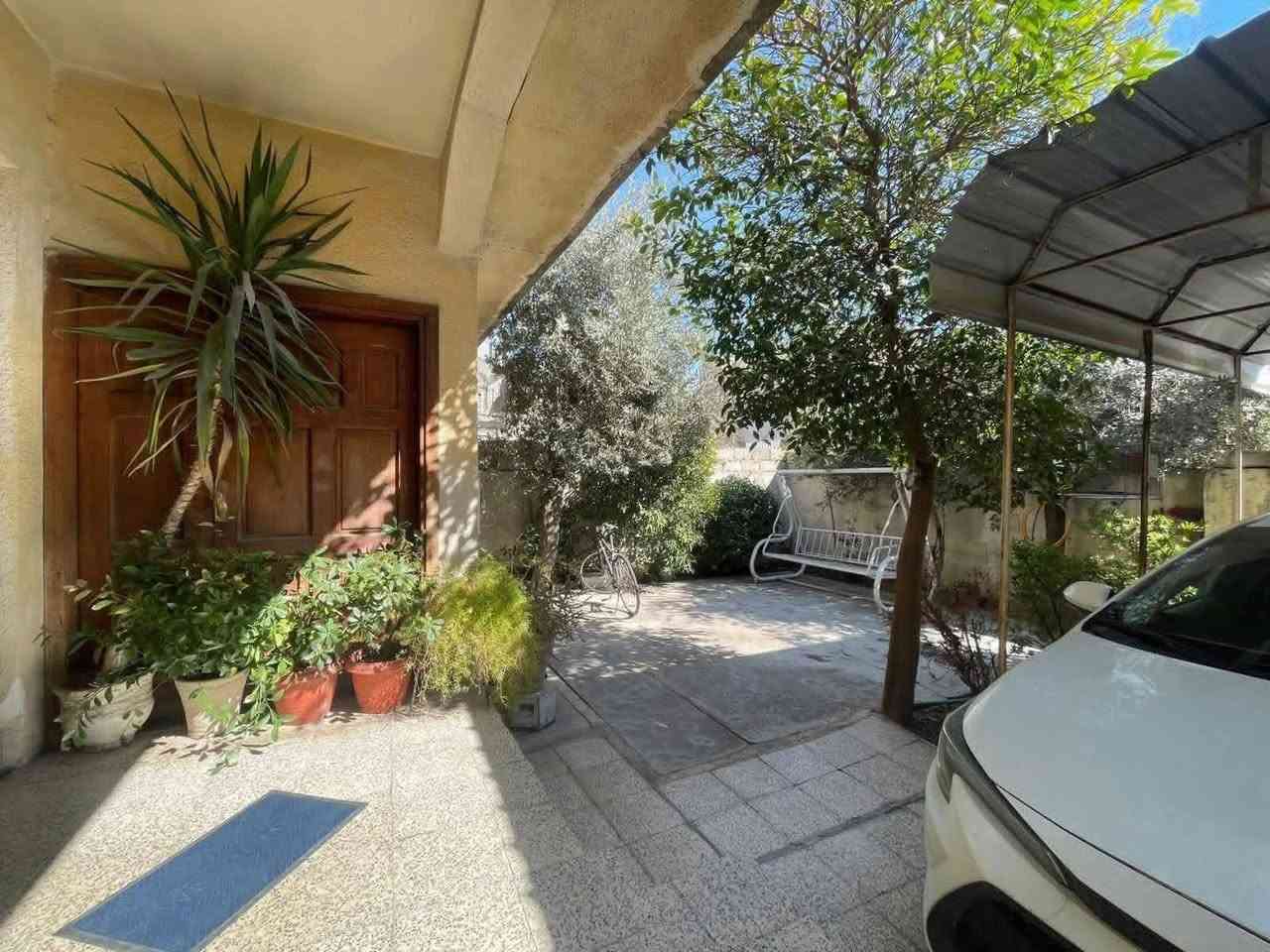 للبيع للبيع
دار سكني سند طابو في حي البكر قرب جامع الشهيد مجول
المساحة ٢٠٢م الواجهة ٨،٧٥م طابق واحد 
اتجاه الدار شروق تام ( الدار نظيف حيل صالح للسكن )
غرفة نوم وهول واستقبال ومطبخ ومخزن وصحيات وبيتونة
وكراج سيارة وحديقة

مراجعه مكتب الصادقين للعقار سايدين الكنيسه تايتينك مقابل مرطبات الصفار للاتصال ***********
