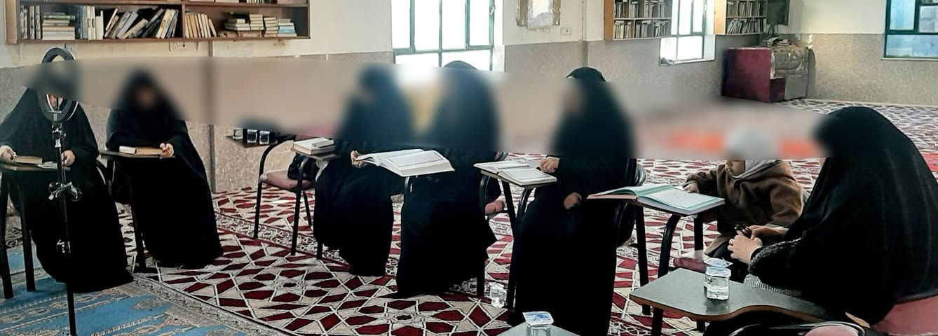 مؤسسة الإمام زين العابدين عليه السلام القرآنية 
السبت : 20 / 12 / 2025 م  1447 هجري
المادة : احكام التلاوة والتجويد المستوى الأول 
الإستاذ: السيد رياض عباس المعموري الموسوي 
الحمد لله الذي وفقنا بإستمرار دروس دورة انيس النفوس القرآنية للمستوى الاول والثاني قسم النساء بحضور عدد من الاساتذة والطالبات وفقكم الله  .
محاور الدرس كل آتي ، 
١.  مراجعات عامه لأحكام التلاوة والتجويد 
٢. درس اليوم الهائات المتطرفة في القرآن الكريم 
٤. قراءة تطبيقية لكل الأحكام السابق .
ختام الدرس بالدعاء وقراءة سورة الفاتحة  .
نسال الله التوفيق للجميع وجعلها خالصة لوجهه الكريم وفي ميزان حسناتكم اضعاف مضاعفة  .
الشيخ سيد رياض ابو مصطفى المعموري الموسوي 
م. مؤسسة الإمام زين العابدين عليه السلام القرآنية 
للإشتراك والتسجيل الاتصال  ***********
اومراجعة المؤسسة يوم السبت والاثنين س ٢ ضهرآ
