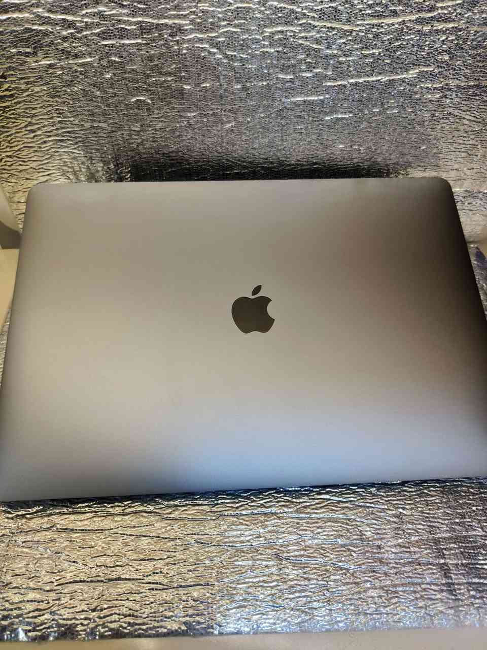 لابتوب للبيع
‏
‏° الموديل: MACBOOK PRO 15 2017

‏° المعالج: CORE I7 7920HQ 3.10GHz

‏° الرام: 16GB DDR4 2133MHz

‏° التخزين: SSD 1TB APPLE

‏° كرت الشاشة: AMD RADEON PRO 560 4GB

‏° حجم الشاشة: 15.6 IN 1800P 2.8K 60Hz

‏° البطارية: 90% 2:30 HOURS

‏° الحالة: نظيف جدًا

‏° الملحقات: الشاحن الأصلي

‏° السعر: 800,000 دينار


**إذا كنت صاحب هذا الإعلان وتريد حذفه لأي سبب، رجاءا أرسل رسالة إلى الدعم الفني**