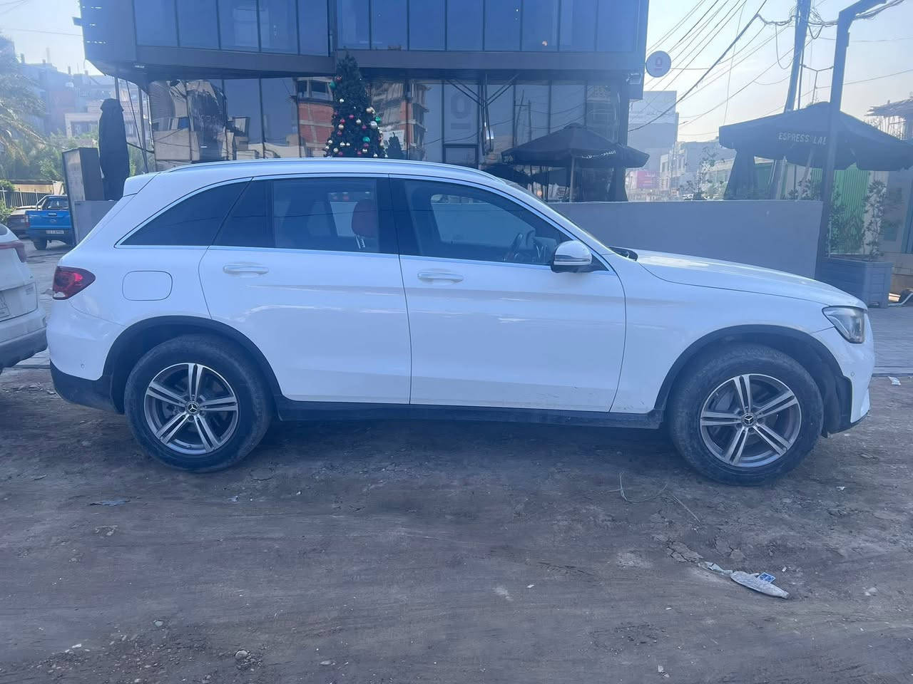 للبيع | Mercedes-Benz GLC 300 موديل 2022
سيارة مرسيدس GLC 300 موديل 2022، بحالة ممتازة، تتميز بالفخامة والأداء العالي مع تصميم عصري وتجهيزات متطورة، مناسبة للاستخدام اليومي والسفر.

المواصفات:

* موديل: 2022
* الفئة: GLC 300
* محرك 2.0 لتر تيربو.
* ناقل حركة أوتوماتيكي 9 سرعات (9G-TRONIC).
* نظام قيادة ديناميكي مع أوضاع قيادة متعددة.
* شاشة معلومات وترفيه كبيرة.
* كاميرا خلفية وحساسات أمامية وخلفية.
* نظام تشغيل وإيقاف بدون مفتاح.
* مقاعد جلد كهربائية.
* إضاءة LED.
* مثبت سرعة.
* عجلة قيادة متعددة الوظائف.
* مكيف أوتوماتيك ثنائي التحكم.

حالة السيارة:

* السيارة بحالة ممتازة.
* الفحص متاح للراغب بالشراء.
* جاهزة للاستخدام ولا تحتاج أي مصروف.
تبديل بنيد ومصبوغ + جاملغ ايمن مصبوغ .
عنوان السيارة بغداد - المنصور 

للاستفسار أو المعاينة يرجى التواصل على الخاص أو الاتصال
***********
