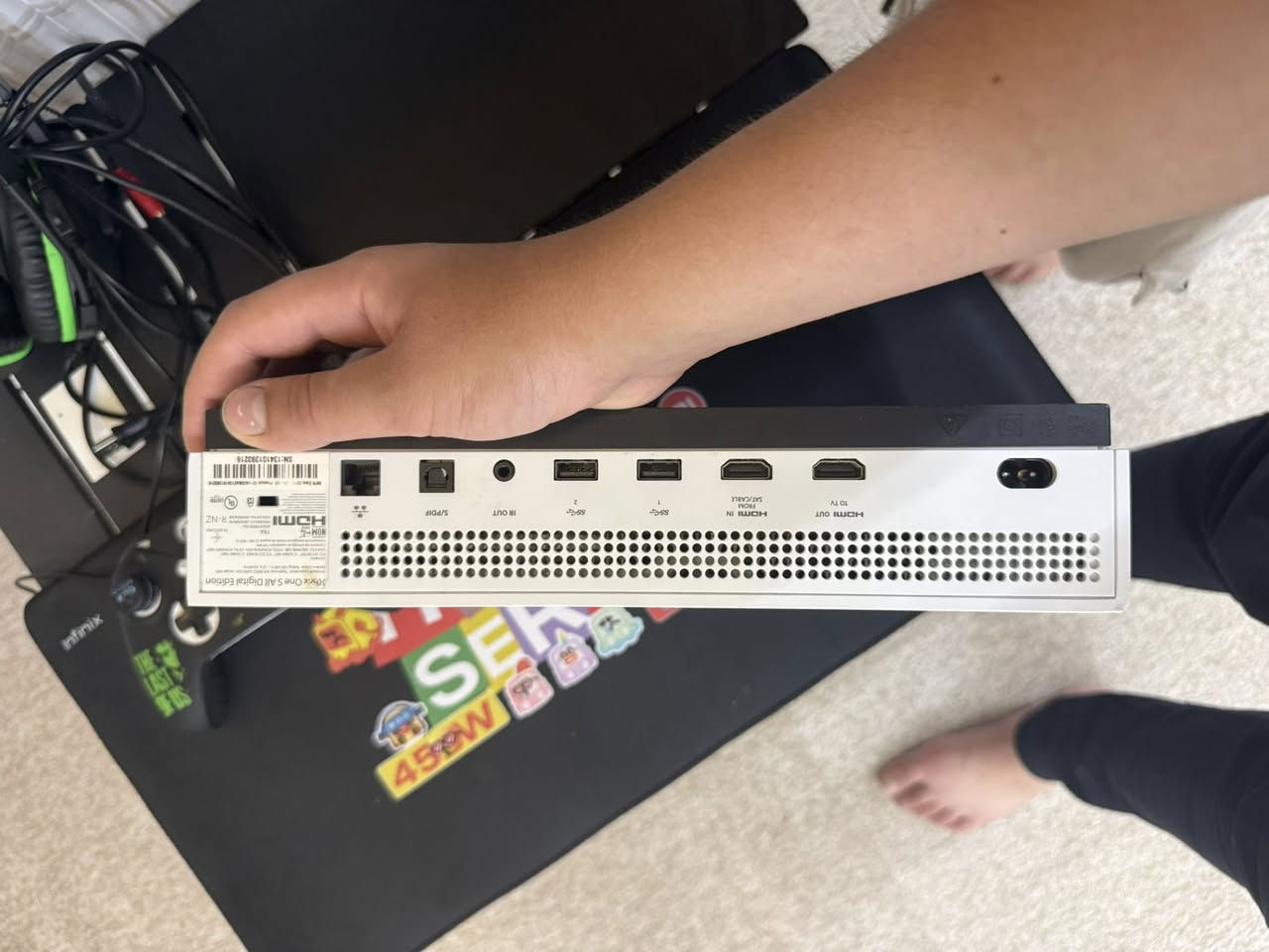سه ره تا به نا وى خوا  Xbox one s بو فروشتن موديل2020. ٢مانگ گه يم پاسه تيكراوه نه كراوه يه ئه ورپى موقه باى له گه لا يه ك ده سك بيلادىً لوك ماله كه ينخومهً ين پيشتر٤٠٠پيدراوه يسه پيويستم به پا ره كه يه تى بويه ئه ى فروشمً بوخيرو نه م كريوه بازاى نيه ژ.م***********. شوين سليمانى جوار جرا
