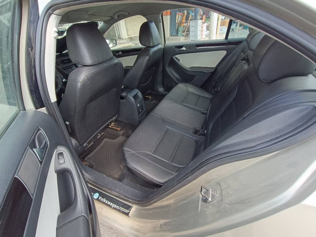 Volkswagen , jita 
model : 2015 
تەنها چامڵغ و نیو دەرگای شەکن لێدانی هەیە بەبێ ناوگرتن ، گێڕو مەکینە و هەموو شتێکی بە شەرت ،، کوشت هیتەر ، مەکینە 1.8تۆربۆ ، مواسفات ئەمریکی ، هەزەی نوێیە ، بەڵام سەنەوی بەسەرچووە ، وە سەیارەکە نمونەیە لە پاکی  
بۆ زانیاری زیاتر ، پەیوەندی بەم رەقەمەوە بکەن لە رەقەم و لە واتساپ :***********
وە نرخی ٩٥ گەڵا و مەجالێکی برایانە أربيل, العراق
