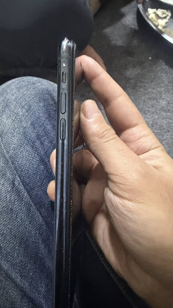 سلام عليكم ايفون ١١ برو ماكس لون زيتوني
بطارية ٧١  مبدل شاشه اصلية 
سعر ٢٠٠وبي مجال 
***********
