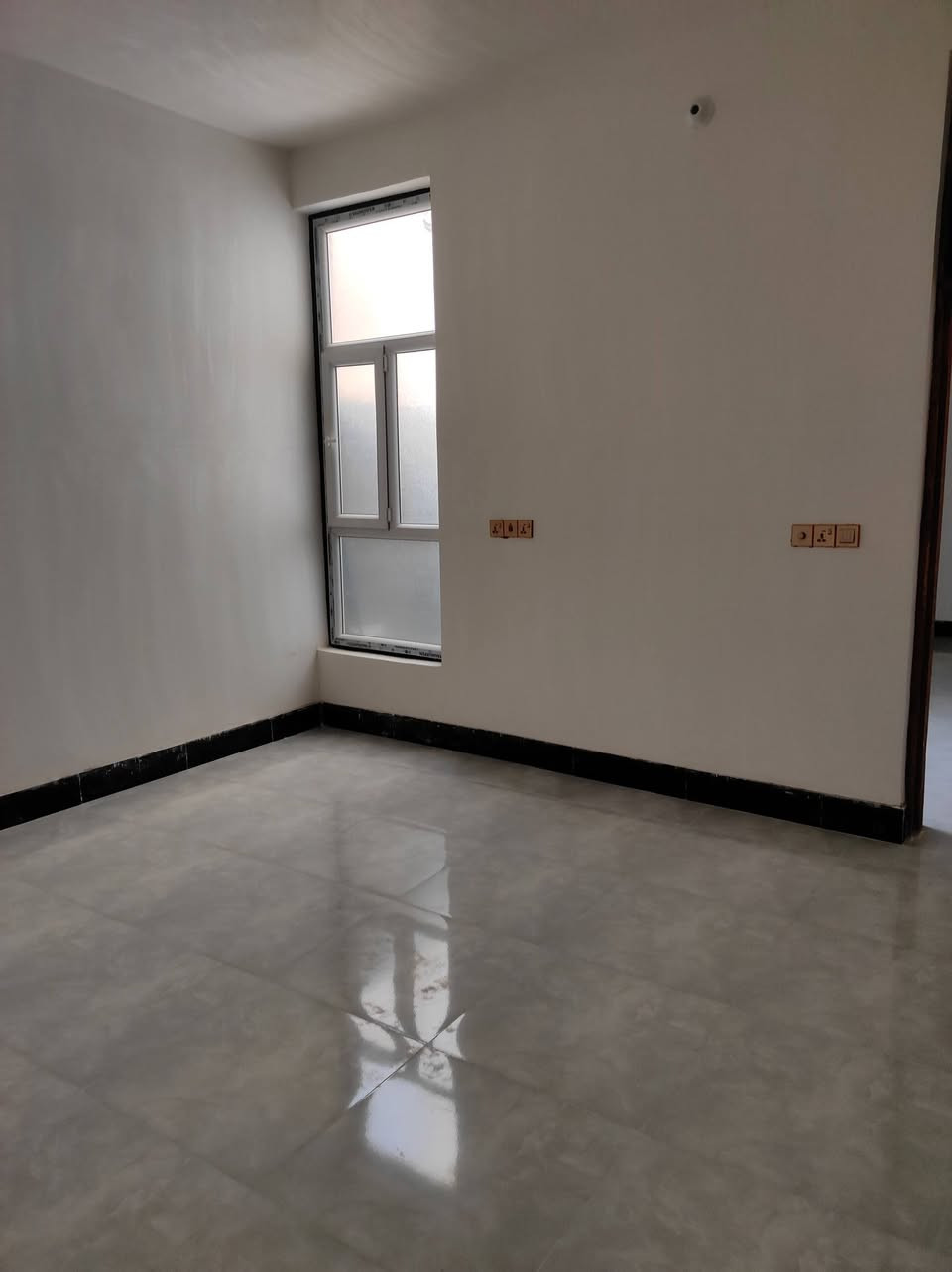 بيت للبيع 100م خلف مضيف الرواجح طابق واحد كونكريت خدمات كامله ماء كهرباء مجاري بناء هاي السنة درجة اولى غرفة صاله حمام مطبخ استقبال للاستفسار الاتصال ***********
