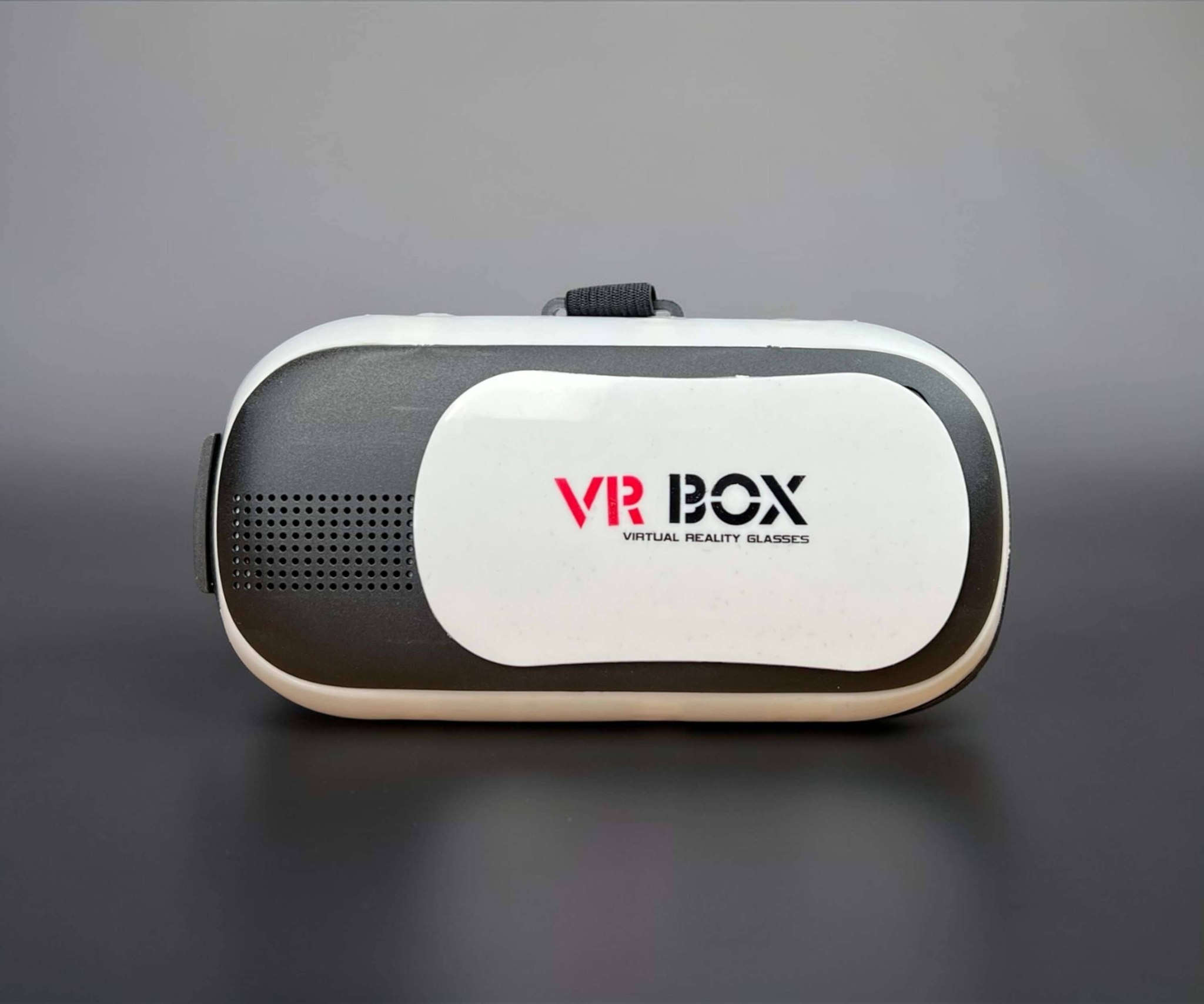 للتواصل تعال خاص 
نظارات الواقع الافتراضي VR BOX. 

الاستخدامات:

استمتع بتجربة الواقع الافتراضي الفريدة من خلال نظارة VR BOX.

مثالية للاستمتاع بالألعاب، مشاهدة الأفلام، وتجارب الواقع الافتراضي المتنوعة.

توفر لك تجربة مشاهدة ثلاثية الأبعاد واضحة ومريحة.

مناسبة لجميع الأشخاص الذين يحبون الترفيه الإلكتروني والتفاعل مع العالم الافتراضي.

المميزات:

تصميم مريح وقابل للتعديل ليتناسب مع جميع الأحجام.

مزودة بحزام رأس مرن يضمن راحة تامة أثناء الاستخدام.

عدسات عرض ذات وضوح عالي للحصول على تجربة مشاهدة واقعية.

سهلة الاستخدام ومتوافقة مع معظم الهواتف الذكية.

مصنوعة من مواد عالية الجودة، مما يجعلها متينة وخفيفة الوزن.

مزودة بفتحة للتهوية لمنع تراكم الحرارة أثناء الاستخدام الطويل.

محتويات الصندوق:

نظارة الواقع الافتراضي VR BOX.

حزام رأس قابل للتعديل.

كتيب تعليمات الاستخدام.

قطعتان من القماش.

الملاحظات:

تأكد من تثبيت الهاتف بشكل جيد في النظارة لضمان أفضل تجربة.

ينصح باستخدام النظارة في بيئة هادئة ومريحة للحصول على تجربة أفضل.

قياس الكارتون:

طول 20 سم  عرض 11 سم  ارتفاع 14 سم.
السعر 19 الف وتوصيل لـ بغداد ب 3 الف
وباقي المحافظات العراق 5 الف


**إذا كنت صاحب هذا الإعلان وتريد حذفه لأي سبب، رجاءا أرسل رسالة إلى الدعم الفني**