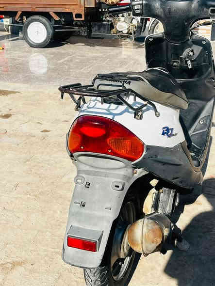 سلام عليكم دراجة للبيع تسعه زروف ياباني كاملة من كلشي كلوباات اشارات ما نقصها شي مكينه ناعمه حصرها حلو تايرات جدد دبلات جدد قفل صندوك جوزه بلاديه عداد بانزين مفتوحة مرة وحده مكاني القرنة الثغر يم الملعب ١١ السعر ٢٧٥ رقم الهاتف ***********
