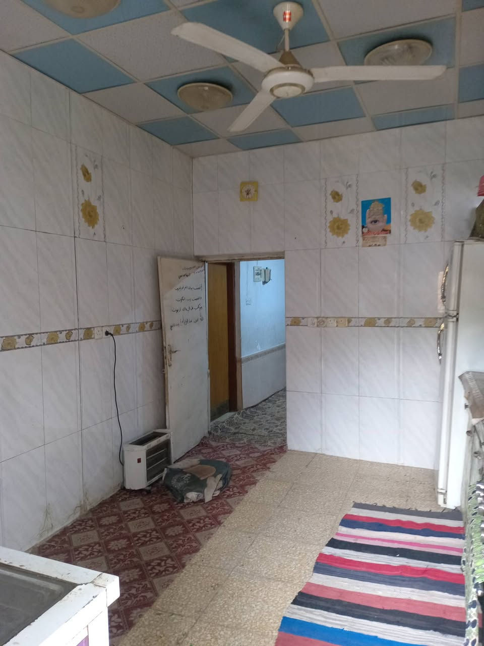 السلام عليكم
بيت البيع طابو صرفي الموقع السنيه حي الزهراء قرب روضة السلام 

المساحه ١٧٠متر 

يتكون من استقبال ٧×ثلاثه ونصف 

مجمع صحيات خارجي  +حمام داخلي 

 تكون من غرفتين

الاوله ٥×٣/٥٠٠

الثانيه٥×٣/٥٠٠

+غراف واحد فوق

صاله ٦×٣

مطبخ٤×٣

 اضافه ترك

ضافه للاستفسارالاتصال  على هذا الرقم ***********
