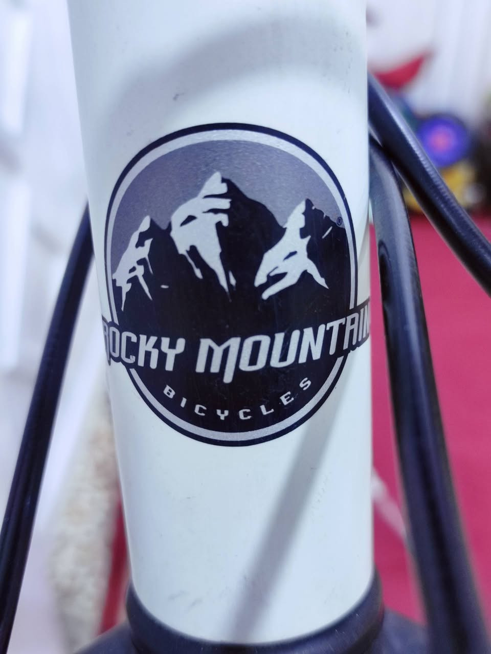 السلام عليكم 🇨🇦
دراجة فئة #جبلي ماركة #ROCKY_MOUNTAINروكي مونتاين

العالمية ماركة غنية عن التعريف صنع كندي اصلي اورجنال 🇨🇦🇨🇦

الدراجة حجم 29 ضخمة جدا ...فول المنيوم خفيف جدا وسريييع 

دبل أمامي احترافي سلس 100٪ تحكم من الجهتين تقوية وترخية

لون الدراجة ابيض اوف وايت مع تطعيم سلڤر ...لشة مضلع حديث

سستم سرام اكس فايف #SRAM_X5 سلس وسريع جدا بلتبديل 

بدالات السرعة (الگيورة) sram 8X3 سحب دفع #شاشه حديث

بريكات هايدروليك دهن فئة جدا حديثة دسكات مختومة شيمانو

ويالة بولبرين زووم طبقتين لتحمل الاوزان الثقيلة والطسات WTB

تايرات كتان اصلية احترافية ماركة #SHWALBE_RAPIO شركة

رقبة وستيرن نفخ المنيوم من ماركة روكي مونتاين اصليات شركة 

سرج طبي اصلي ...كمبليونات ويالة وسرج سلايت...ستاند سلايت 

بايدارات احترافية  بولبرين اصلي من شركة #SANIC العالمية

🔴الدراجة استيراد خاص كندا غير مستعملة داخل العراق  
     الدراجة وضع شركة بلاد ما بيها اي نقص كاملة وجاهزة 

🔴الدراجة بالنايلوون جدا نظيفة بمعنى الكلمة بلكاغد 

المكان الموصل الجانب الايسر...السعر 500 الف (ثابت_نهائي) 

يوجد توصيل بغداد وجميع المحافضات العراقية 

رقمي للتواصل ***********
