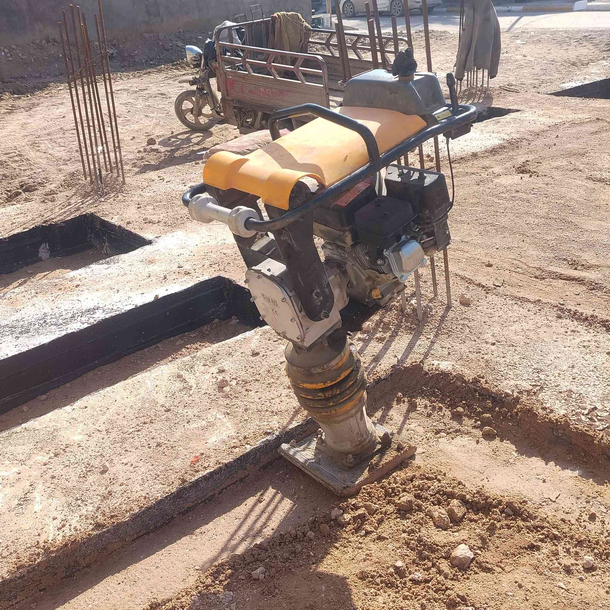 حدل مرحلة التراب على شكل طبقات وبعد حدل مرحلة السبيس بحادله وزن طن هزاز حسب الطلب ***********
