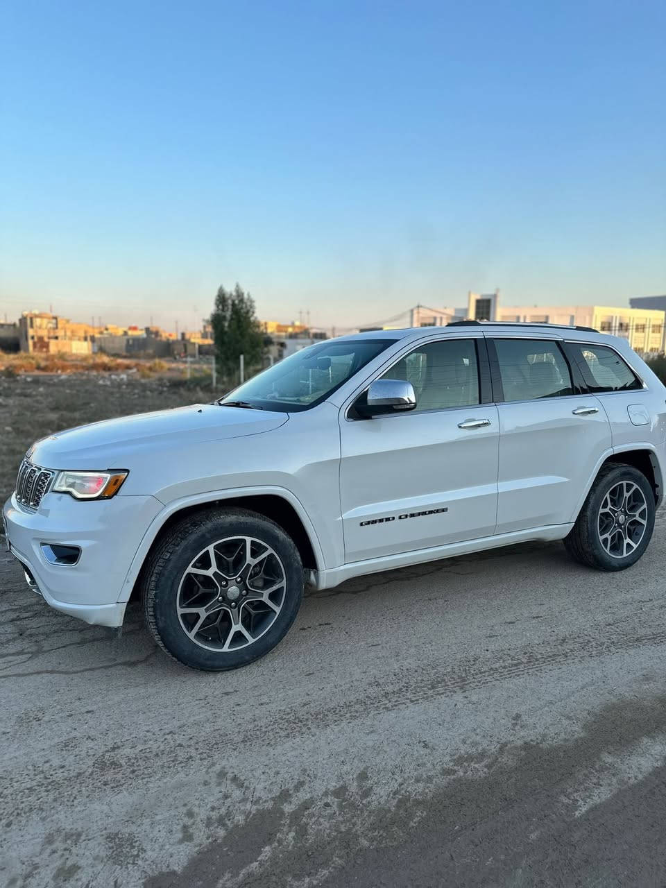 نوع السيارة والموديل:جيب شيروكي اوفرلاند17
الوارد:امريكي
الحادث:جاملغات امامي وباب الصدر ول ورا كلير
الصبغ:جاملغين امامي وبنيد 
الدواخل:بدون
الايرباك:دركه ودشبول 
الممش:1450كيلو
حجم المحرك:6/3600 تو ويل
المكان+المنطقة:بغداد تاجي سبع البور
سعر مناسب:190 وبيه شي بسيط
رقم الهاتف:***********
جميع المواصفات:فول عدا الجكات 
ملاحظات إضافية ( السياره كله كامل ادامه عل اخر حبايه ):
