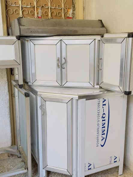 السلام عليكم كاونتر للبيع نضيف استعمال قليل 5 قطع ومفرغه هواي السعر 350 وبين مجال العنوان حله الاسكان للستفسار ***********
