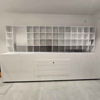 وحدة تخزين وعرض مخصصة للمساحات التجارية أو المكاتب، وتتكون من جزأين رئ...